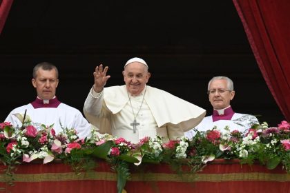 Pope Francis at Easter Urbi et Orbi: Christ is risen! All begins anew!