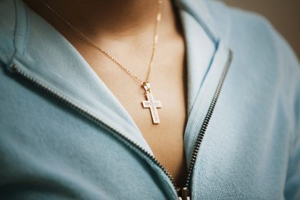 Pastor lauds students fighting cross necklace ban