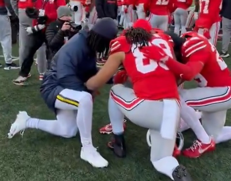 Michigan, Ohio State players huddle in prayer amid postgame fight