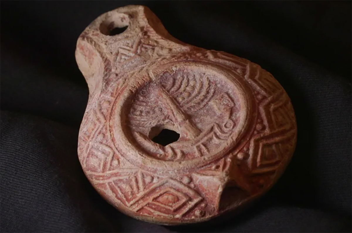 Ancient 'Mount of Olives' lamp discovered in Jerusalem