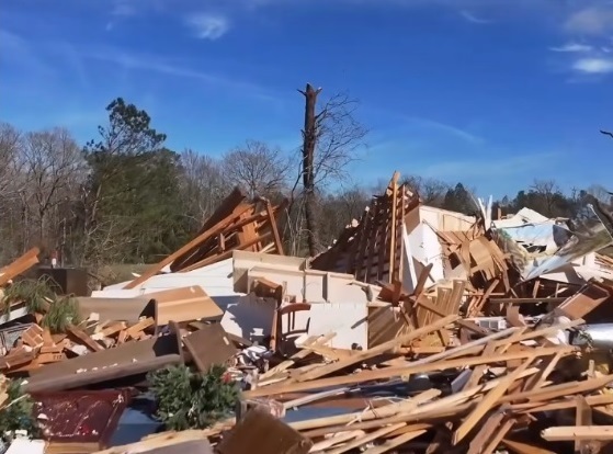 Mississippi tornado leaves couple unscathed in church wreckage
