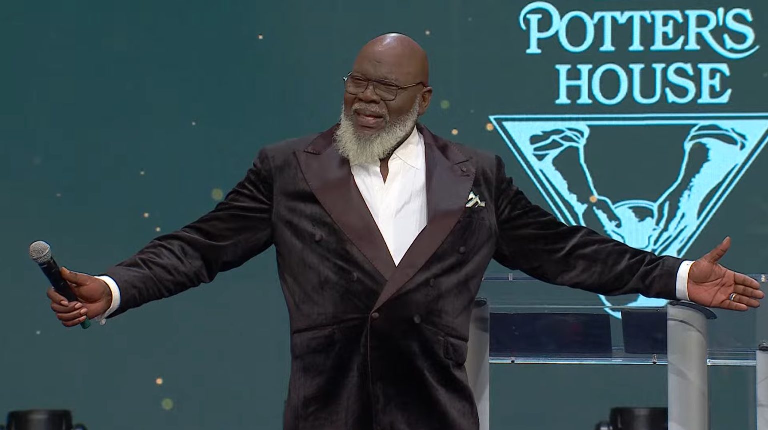 TD Jakes reveals he almost died in return to pulpit