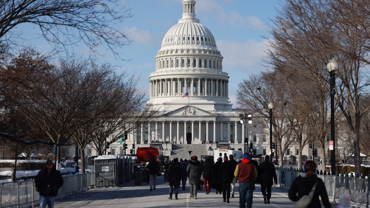 Scores wait in bitter DC cold to pay respects to Jimmy Carter