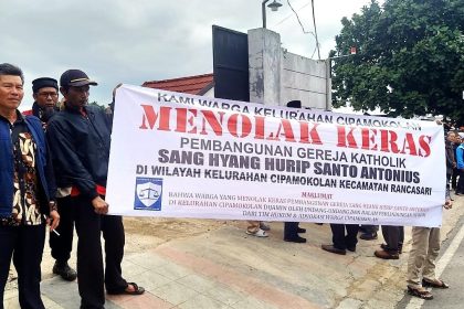 Christians fighting Muslims blocking church construction