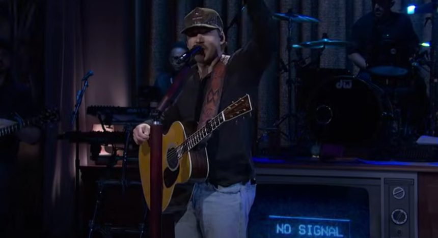 Morgan Wallen gives glory to God during SNL performance