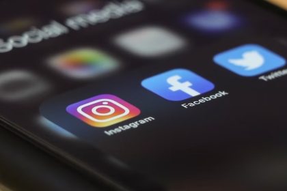 New York lawmakers pass bill requiring social media warning label