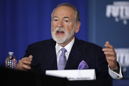 Huckabee blasts, threatens Israeli gov’t over Evangelical orgs