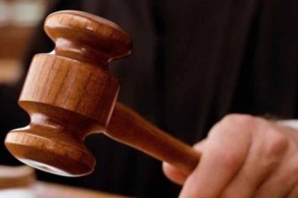 Judge-holding-gavel-in-courtroom-e1456346233260