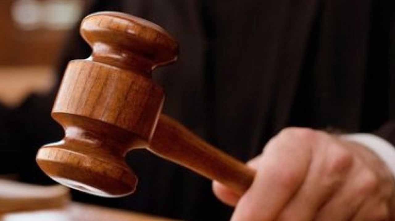 Judge-holding-gavel-in-courtroom-e1456346233260
