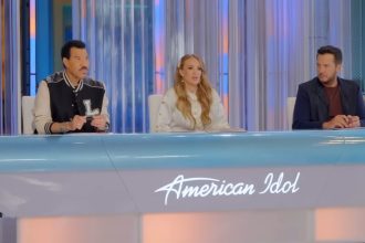 'American Idol' judge wipes away tears over mom's faith journey