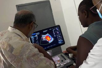 An InstaRad chief sonographer shows students scans on a screen.